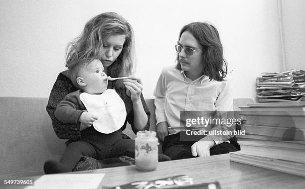 Berlin , 21. 02. 1970 Schauspielerin Libgart Schwarz und Ehemann Peter Handke mit Tochter Amina in ihrem Appartement in einem Berliner...