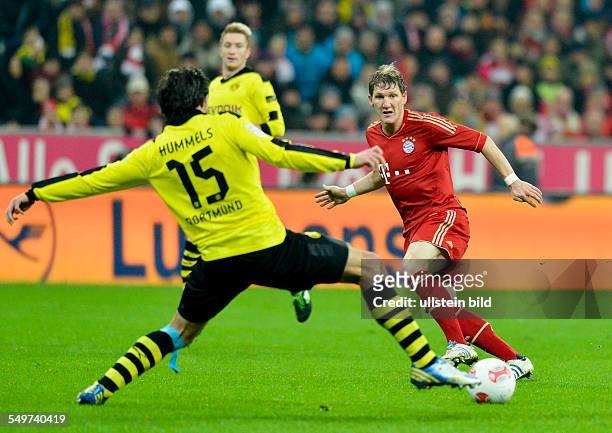 Spieltag, Saison 2012/2013 - Bastian Schweinsteiger im Zweikampf mit Mats Hummels waehrend dem Fussball Bundesliga Spiel FC Bayern Muenchen gegen...