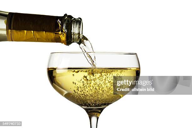 Champagnerflasche mit Sektglas. Symbolfoto für Feiern und Jahreswechsel.
