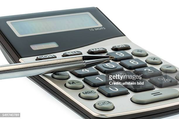 Stift liegt auf einem Taschenrechner. Sparen bei Kosten, Ausgaben und Budget wegen schlechter Konjunktur