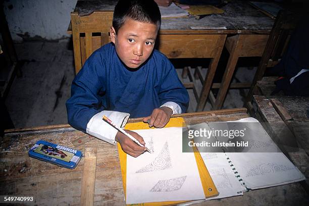 Schoolboy in Painting-School in Thimphu, BTN, Bhutan,
