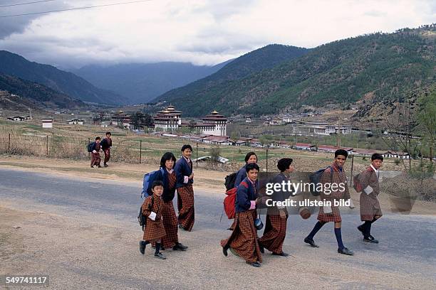 Schoolchildren in front of the Tashicho-Dzong in Thimphu, BTN, Bhutan