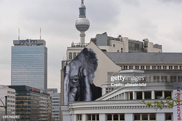 "The Wrinkles of the City", die Falten der Stadt  unter diesem Titel hat der französische Streetart-Künstler JR ältere Berliner auf die Fassaden der...