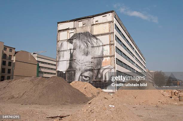 "The Wrinkles of the City", die Falten der Stadt  unter diesem Titel hat der französische Streetart-Künstler JR ältere Berliner auf die Fassaden der...