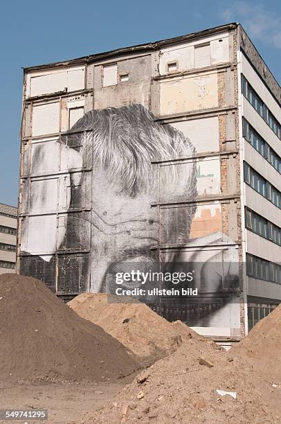 "The Wrinkles of the City", die Falten der Stadt  unter diesem Titel hat der französische Streetart-Künstler JR ältere Berliner auf die Fassaden der...