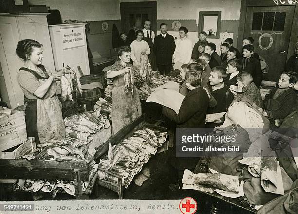 Verteilung von Lebensmitteln an beduerftige Kinder in Berlin. Die Spenden stammen aus Norwegen. - nach dem 1. Weltkrieg