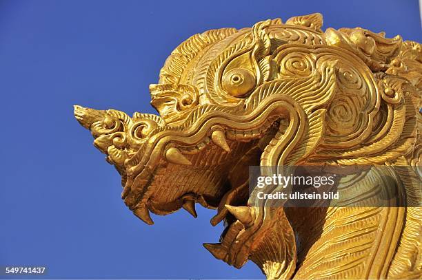 Vergoldeter Löwe , als Wächterfigur am Eingang des Wat Pho Chai, Nong Khai, Thailand