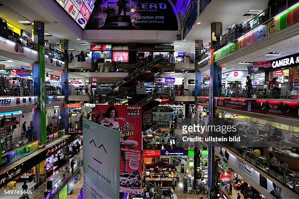 Der Verkauf von gefälschter Software und DVDs ist einer der Gründe für den Erfolg und Berühmtheit des Pantip Plaza, Computerladen, Bangkok, Thailand