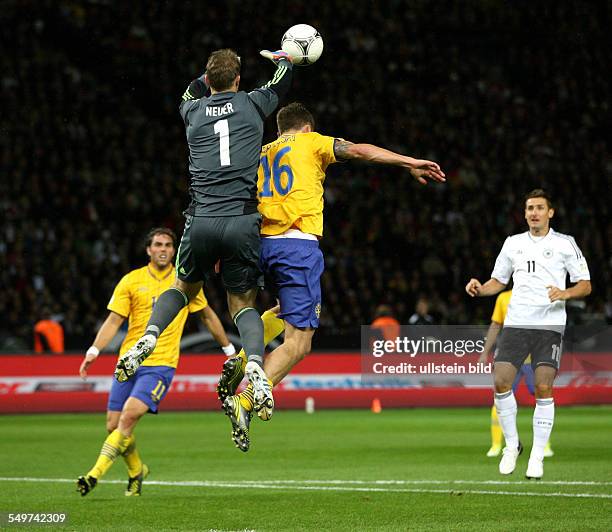 Fußball-Weltmeisterschaft Brasilien 2014, Qualifikation, Gruppe C - Johan Elmander 11, Torwart Manuel Neuer kann Ball nicht festhalten, Pontus...