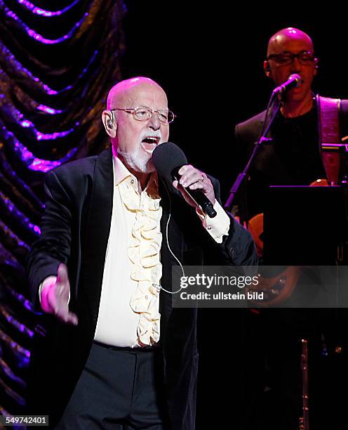 Eröffnungskonzert Tourneestart 2013 der Abschiedstournee des Sängers Roger Whittaker in der ausverkauften Händelhalle in Halle Saale