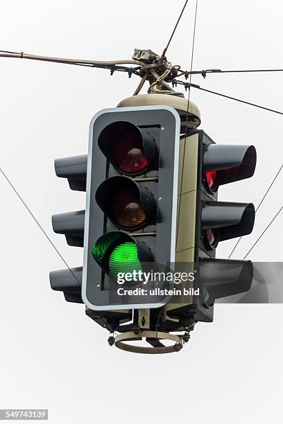 Eine Verkehrsampel mit grünem Licht. Symbolfoto für freie Fahrt, Konjunktur und Erfolg