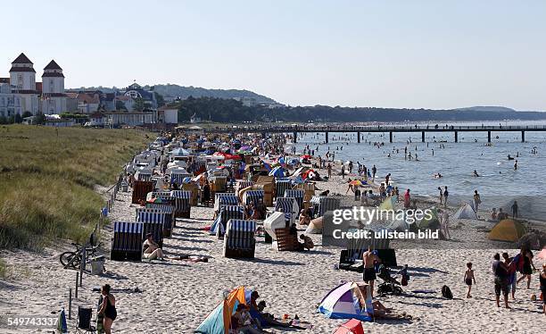 Urlauber am Strand von Binz auf der Insel Ruegen.