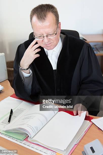 Richter studiert Akten am Landgericht Bielefeld