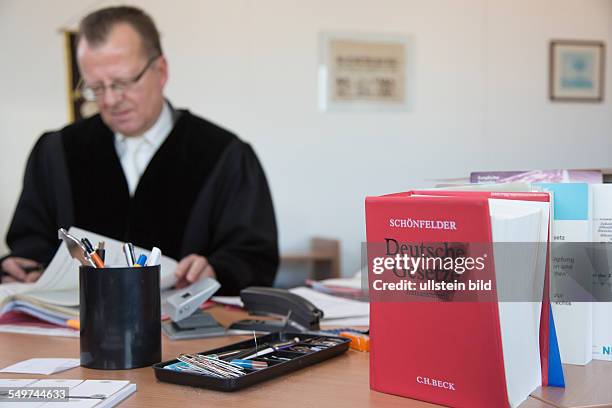 Richter studiert Akten am Landgericht Bielefeld