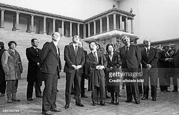 Yasuhiro Nakasone on a visit to East-Berlin: Prime Minister Yasuhiro Nakasone visiting the Pergamon Museum, from left: Director Max Kunte, Nakasone,...