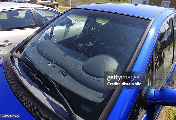 Dieses Auto wurde auf dem Parkplatz von Martin Mundt in Schaprode durch Hagel beschaedigt.