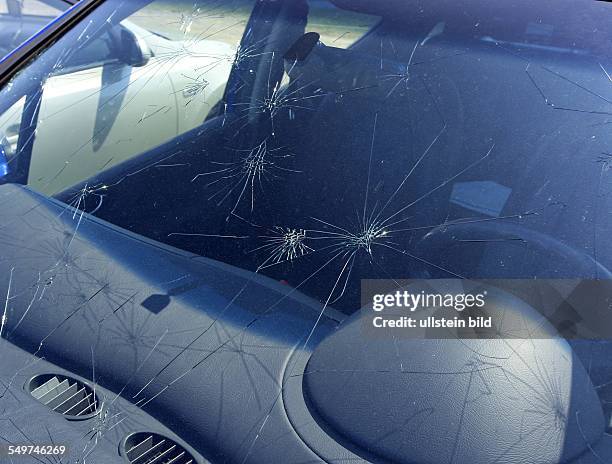 Dieses Auto wurde auf dem Parkplatz von Martin Mundt in Schaprode durch Hagel beschaedigt.