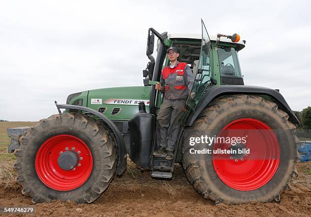 Daniel Miedke arbeitet auf einem Feld der Peeneland Agrar GmbH Hohendorf.