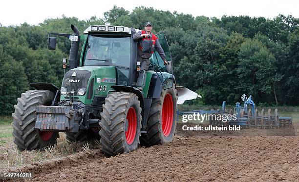 Daniel Miedke arbeitet auf einem Feld der Peeneland Agrar GmbH Hohendorf.