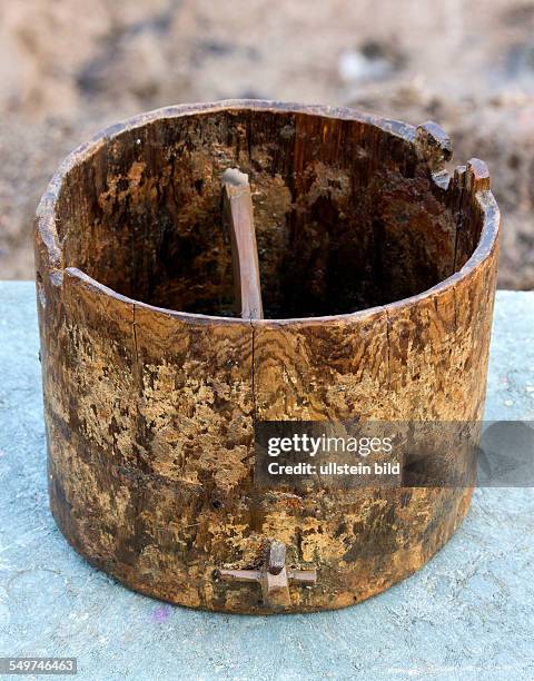 Das gefundene Schoepfgefaess aus Eiche steht auf der Ausgrabung der grossflaechigen Holzlage aus der Zeit vor 1250 in der Greifswalder Innenstadt....