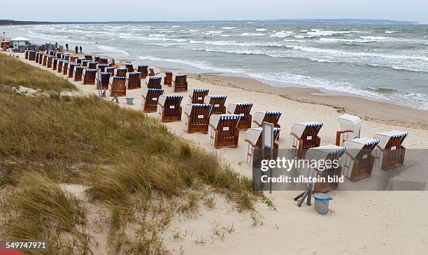 Die verschlossenen Strandkoerbe stehen am Strand von Binz