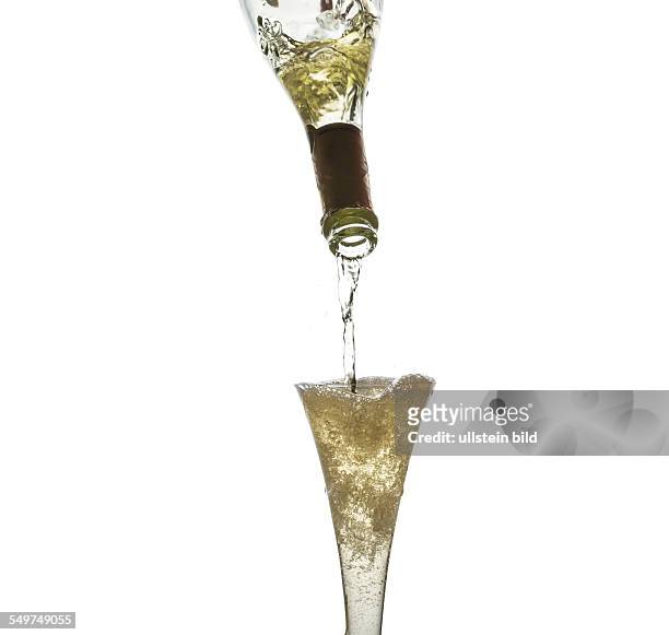 Champagner oder Sekt wird in ein Glas eingegossen. Champagnerglas wird mit Sekt gefüllt.