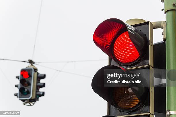 Eine Verkehrsampel mit rotem Licht. Symbolfoto für Halt, Konjunktur, Misserfolg