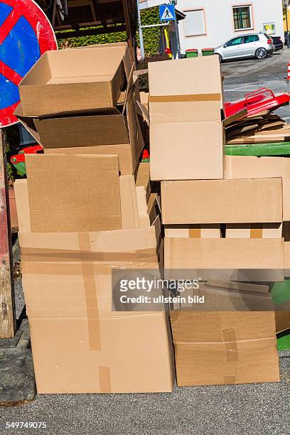 Leere Kartons von Verpackungen warten auf den Abtransport zur Altpapier Sammelstelle. Müllvermeidung durch okölogische Wiederverwertung