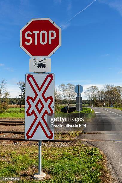 Österreich, Unbeschrankte Eisenbahnkreuzung, Ein Bahnübergang einer Eisenbahn ohne Schranken. Nur durch Verkehrszeichen und Pfeifsignale gesichert