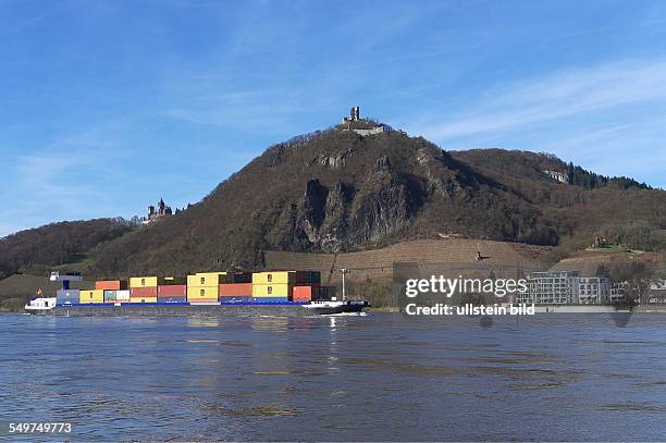 Rheinschifffahrt. Ein Container-Frachter unterhalb des Drachenfels bei Bonn.