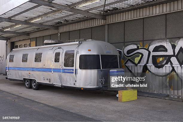 In einer alten Fabrikhalle nahe des alten Bonner Regierungsviertels hat ein neuartiges Hostel eröffnet. In und vor der Halle stehen alte Schlafwagen...