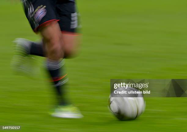 Spieltag, Gruppe F, Saison 2012/2013 - Ball und Beine wischer waehrend dem 6. Spieltag der Vorrunde in der UEFA Champions League Gruppe F, FC Bayern...