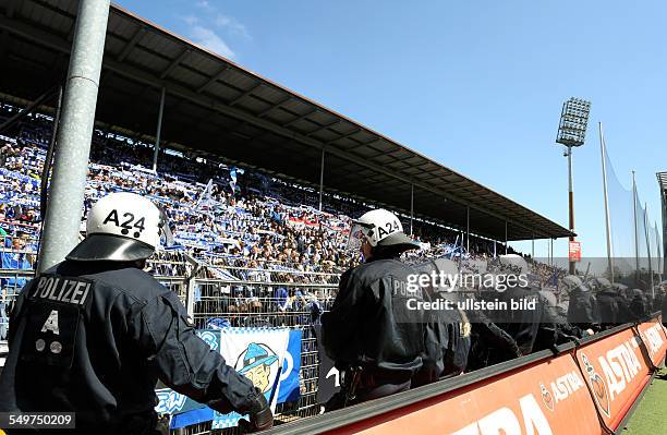 Spieltag, Saison 2012/2013 - Polizei vor dem Fanblock von Hertha BSC, Aktion , FC St Pauli Hamburg - Hertha BSC Berlin, Sport, Fußball Fussball,...