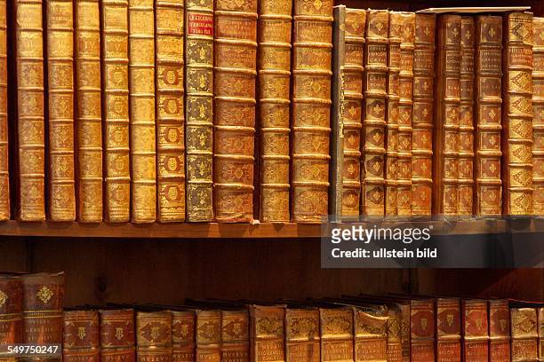 Prunksaal der Österreichischen Nationalbibliothek. Der Prunksaal beherbergt 200.000 Bücher von 1501 bis 1850, darunter die 15.000 Bände umfassende...