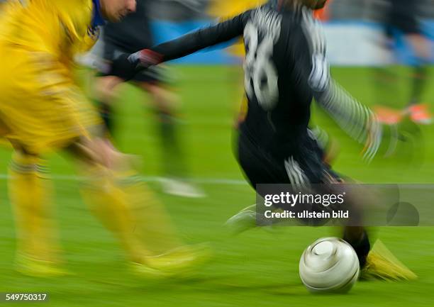 Spieltag, Gruppe F, Saison 2012/2013 - Wischer Ball und Beine waehrend dem 6. Spieltag der Vorrunde in der UEFA Champions League Gruppe F, FC Bayern...