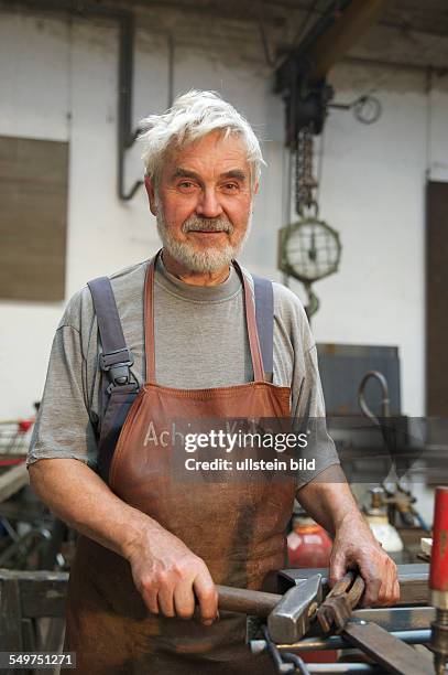 Atelier fuer Stahl- und Metallgestaltung in Berlin, Kunstschmied Achim Kuehn bei der Arbeit