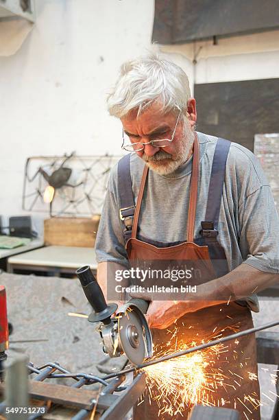 Atelier fuer Stahl- und Metallgestaltung in Berlin, Kunstschmied Achim Kuehn bei der Arbeit