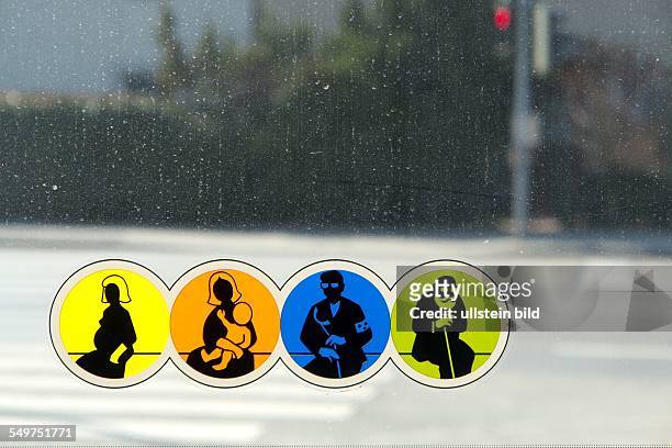 Straßenbahn in Wien. Kennzeichnung eines Sitzplatzes, der für Gehbehinderte, Schwangere Frauen, Personen mit Kleinkindern oder Sehbehinderte Menschen...