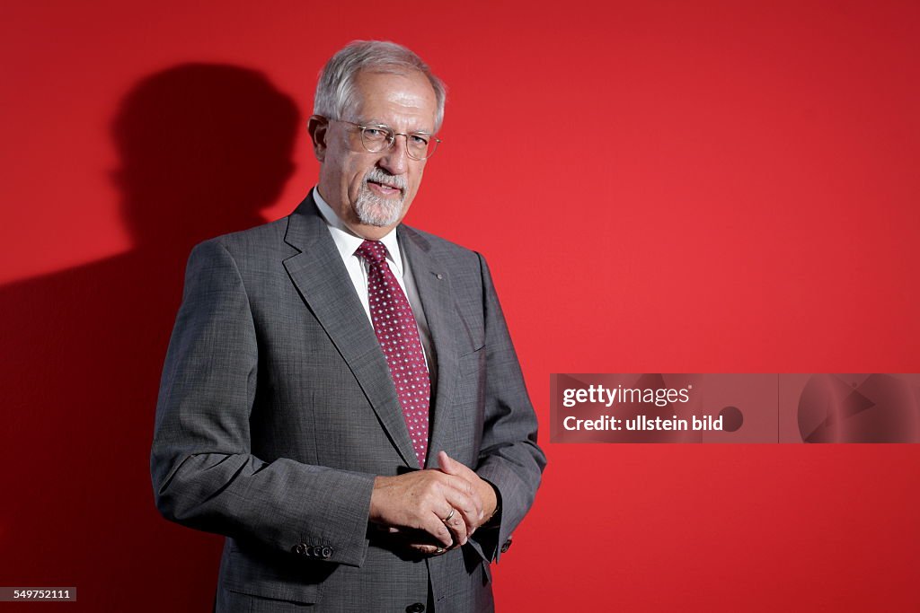 WAGON , Dieter - Vorsitzender der Geschäftsführung Regionaldirektion Berlin-Brandenburg der Bundesagentur für Arbeit ; am 02.08.2012 fotografiert in seinem Büro