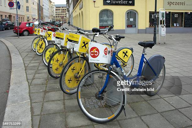 Leihfahrräder mit Werbung für die Raiffeisen Bank im 2. Wiener Stadtbezirk Leopoldstadt