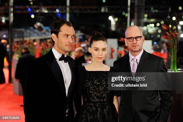 Berlin International Film Festival Berlinale: Jude Law, Rooney Mara and Steven Soderbergh at the premiere of the film "Side Effects"