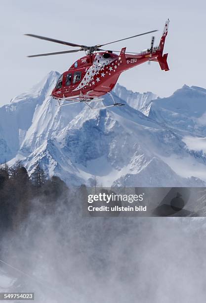 Zu einem Hubschraubereinsatz der "Air Zermatt" kommt es nach einem Sturz eines Snowboardfahrers im Skigebiet von Grächen in der Schweiz.