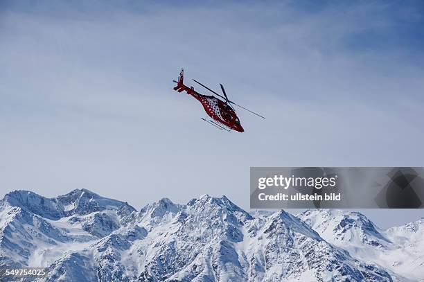 Zu einem Hubschraubereinsatz der "Air Zermatt" kommt es nach einem Sturz eines Snowboardfahrers im Skigebiet von Grächen in der Schweiz.