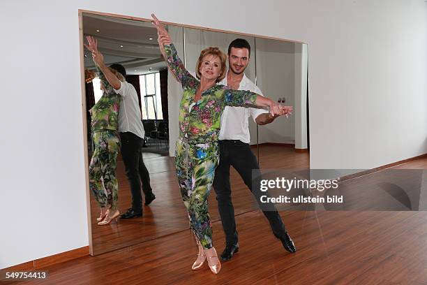 Marijke Amado - die niederlaendische Moderatorin beim Training fuer die TV Tanzshow LETS DANCE unter der Anleitung des italienischen Profitaenzers...