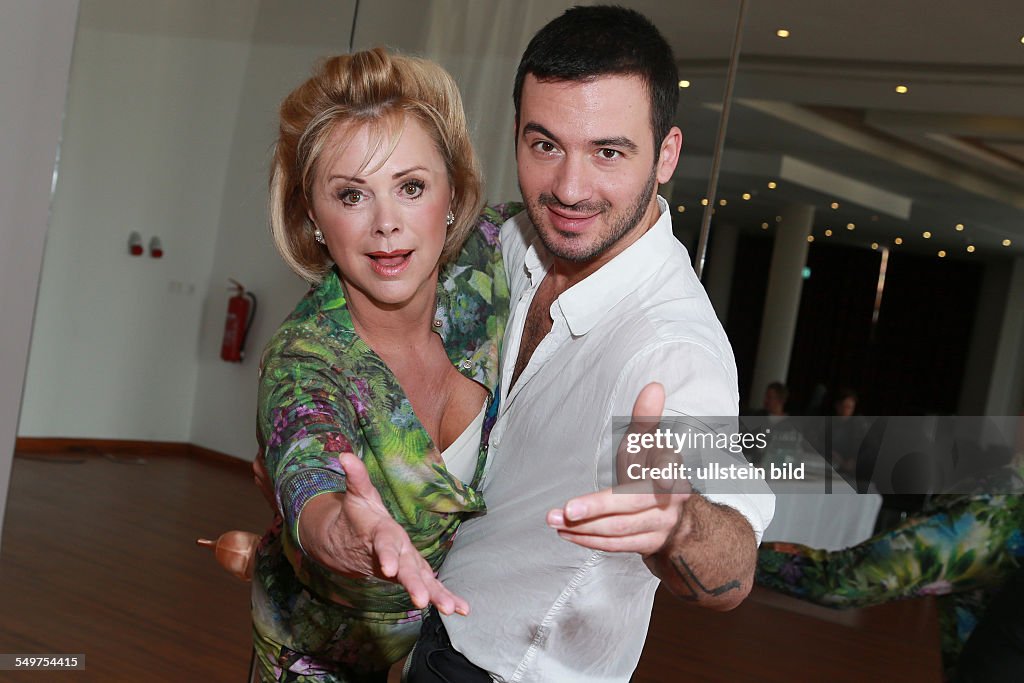 Marijke Amado am 25.03.2013 mit Stefano Terrazzino beim Training fuer die Tanzshow LETS DANCE