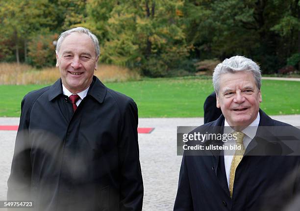 Berlin, Schloss Bellevue, Besuch des lettischen Präsidenten Andris Berzins in Berlin, Begrüßung mit militärischen Ehren, von links: Andris Berzins...