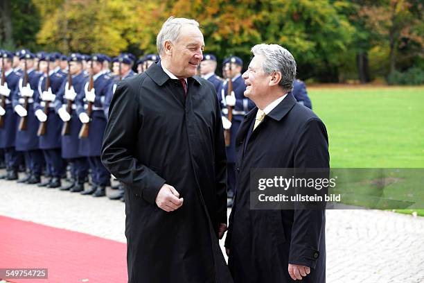 Berlin, Schloss Bellevue, Besuch des lettischen Präsidenten Andris Berzins in Berlin, Begrüßung mit militärischen Ehren, von links: Andris Berzins...