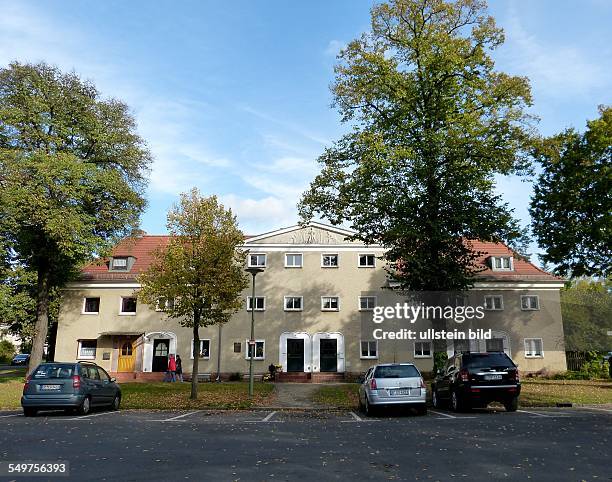 Haus Mittelheide 3, hier wohnte der Antifaschist Johannes Stelling. Wohnsiedlung Elsengrund, Reihenhaussiedlung am Stellingdamm in Berlin-Koepenick