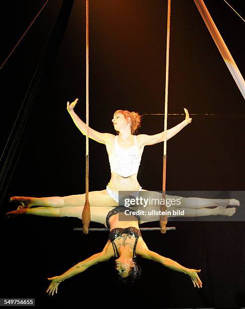 Der Zirkus Flic Flac auf dem Saarbrücker Messegelände. Hier: die Trapezkünstlerinnen des Duo Scorpion .