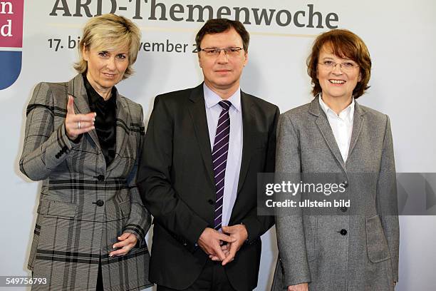 Fototermin ARD-Themenwoche "Leben mit dem Tod" in Berlin, MDR-Intendantin Prof. Karola Wille, Volker Herres, Programmdirektor Erstes Deutsches...